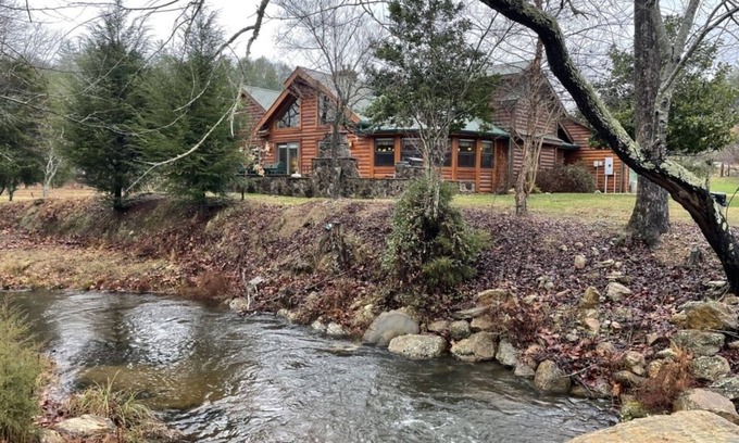 Tellico Plains Cabin | Cozy Log Cabin Retreat for Pets and Families in Nature