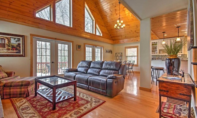 Beech Mountain House | Rated 10/10: Cozy Log Cabin with Pool Table Near Hiking