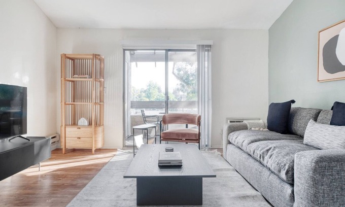 Shoreline West Apartment | Inviting 1BR Mountain View Retreat with Pool & Gym