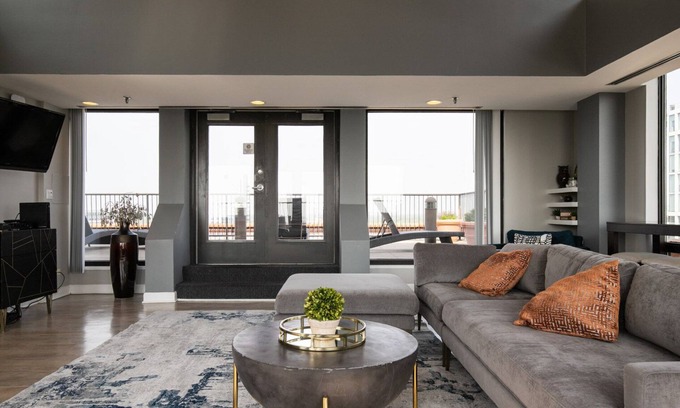 Oak Park Apartment | Modern Oak Park 1BR with Lounge & Roof near Downtown