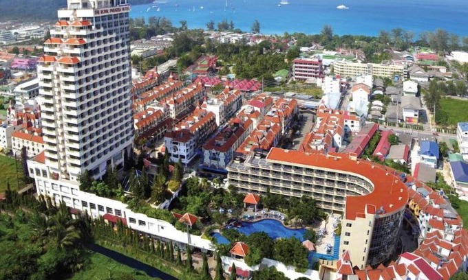 Patong Hotel | Scenic Partial Seaview Room with Pool and Kitchen Amenities