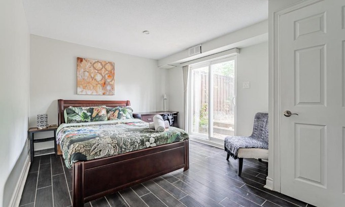 Church and Wellesley House | Cozy Private Room Near Eaton Center for Your Stay