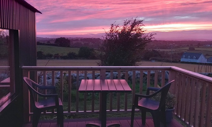 Borris Cabin | Romantic Glamping Cabin with King Bed & Breakfast