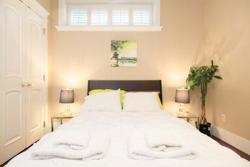 South Cambie House | Deluxe Room in Luxury Homestay Steps from Mall & Skytrain