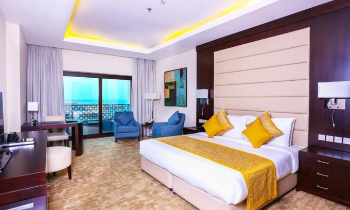 Al-Fujairah Apartment | Relaxing Getaway in Deluxe Room by Fujairah Corniche