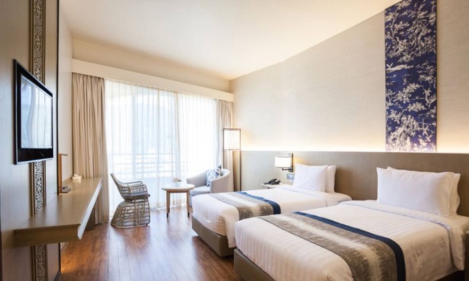 Patong Hotel | Deluxe Room with Partial Sea-View and Pool Access
