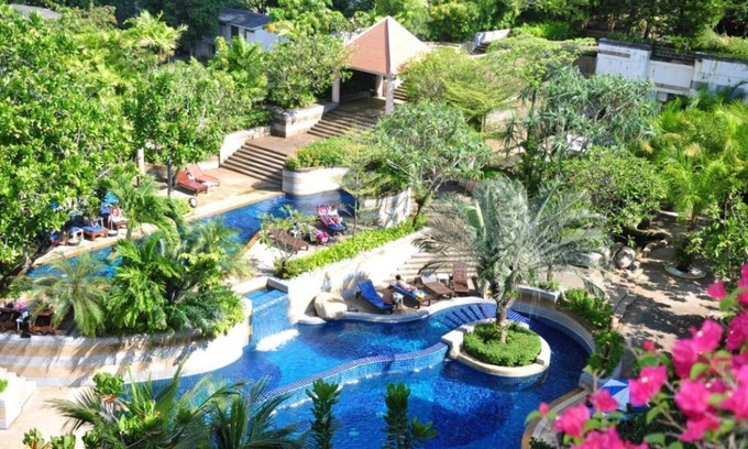 Patong Hotel | Elegant Royal Triple Room with Pool & Kitchen Access
