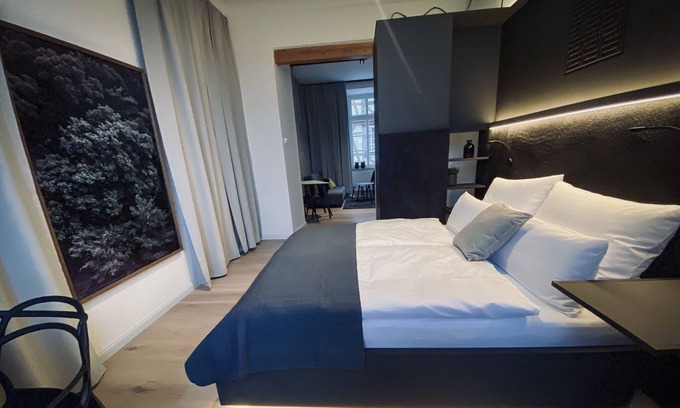 Asterstein Apartment | Deluxe Studio: Family-Friendly Retreat for Your Getaway