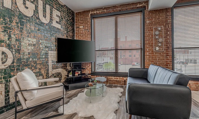 Bartlesville Apartment | Historic Downtown Deluxe Studio with Breakfast & Kitchen