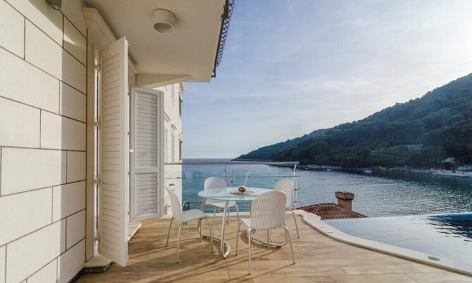Saplunara Apartment | Top-Rated Deluxe Studio - Touch of Infinity with Pool