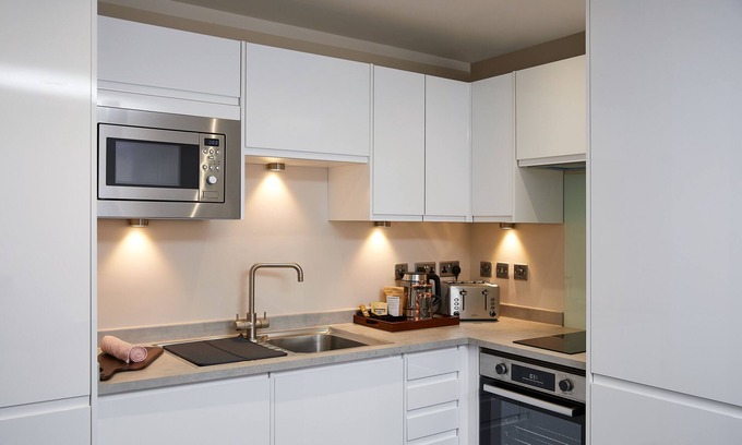 Hull Old Town Apartment | Deluxe Suites at Humber Lofts: Family-Friendly Comfort