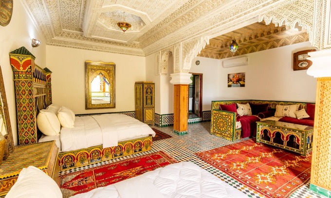 R'habet Zbib Apartment | Indulge in Our Deluxe Suite with King Bed & Pool Access