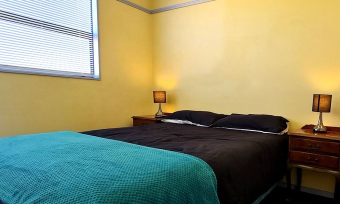 Orepuki House | Deluxe Suite with Netflix & Spa Right Next To The Hump Ridge Track