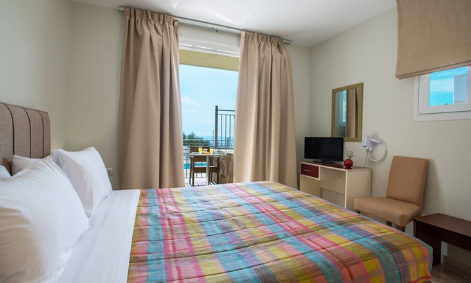 Zalongo Bed & Breakfast | Seaside Deluxe Suite with Pool and Spa in Preveza