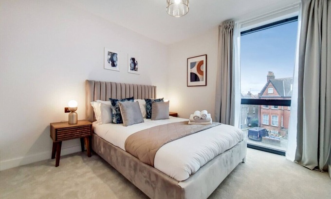Harrow Apartment | Modern Wembley Harrow Apartment with Kitchen & Breakfast