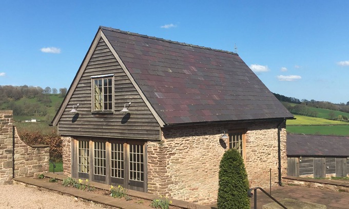 Abergavenny House | Serene Demesne Farm Guesthouse in Enchanting Countryside