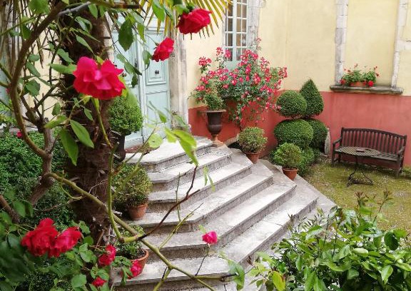 Bourg-Saint-Andeol Bed & Breakfast | Escape to Demeure de Digoine: Oceanfront Charm Awaits