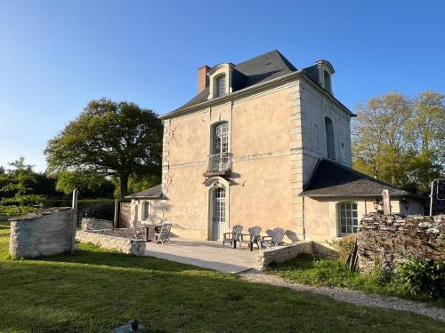 Feneu House | Experience Comfort at Demeure La Lande Fleurie Hotel