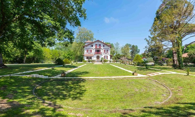 Soustons House | Tranquil Retreat at Demeure sur 2 Hectares with Pool