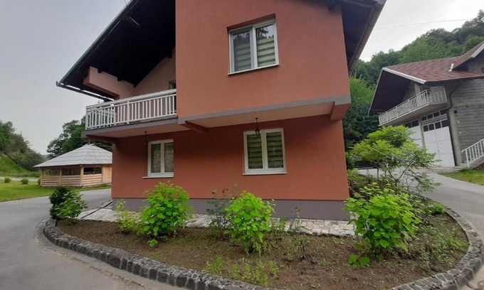 Sumece Villa | Discover Demmir: Pet-Friendly Retreat with Hot Tub & Dining