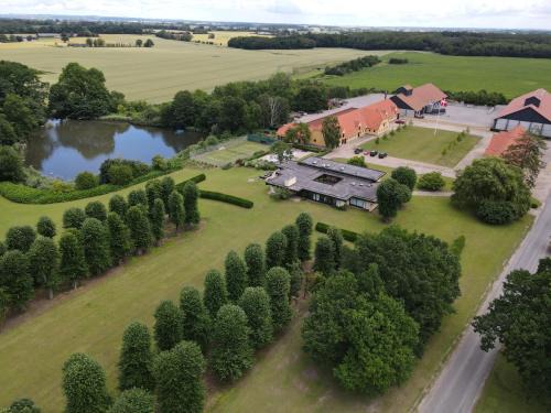 Stubbekobing Bed & Breakfast | Discover Den Gule Lade på Skjørringe with Pool and Kitchen