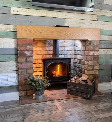 Grimsby Ski Chalet | Relaxing Den of Joy: Oceanfront Stay with Hot Tub & More