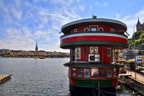 Sodermalm Boat Rental | Welcoming Den Röda Båten: Family-Friendly with Breakfast