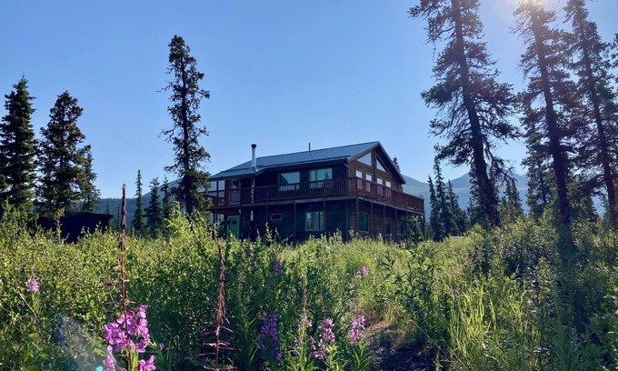 McKinley Park House | Experience Denali Park at Carlo Creek House with Mountain Views