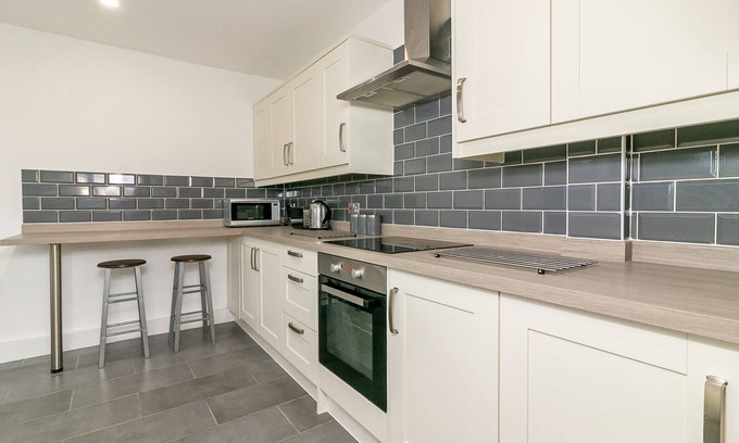 Letchworth House | Family-Friendly Denby Lodge with Pool and Breakfast Service