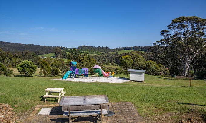 Shadforth Hotel | Karri Aura: Family-Friendly Retreat with Breakfast Included