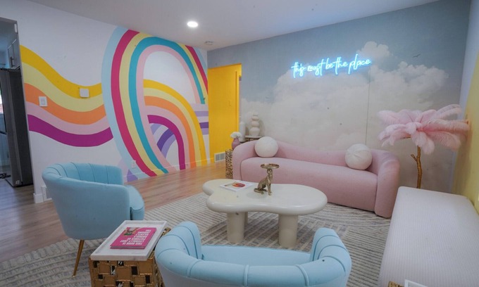 Dupont House | Denver Insta-Perfect Girls Trip! 5BR Colorful Haven 10-min to DT Denver