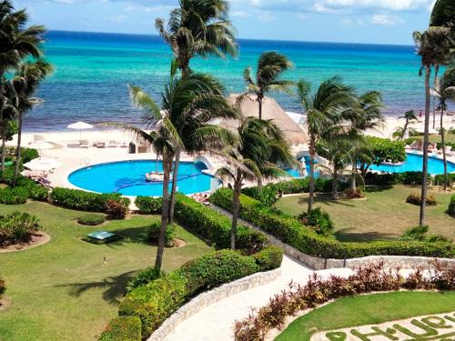 Playacar Fase I Apartment | Seaside Retreat: Depa Vista al Mar with Oceanfront Pool