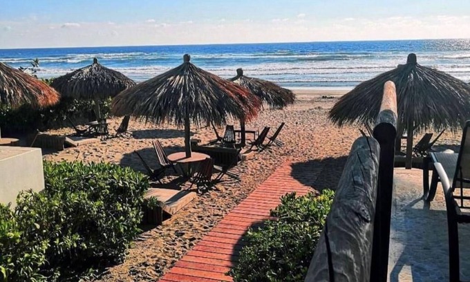 Puente del Mar Apartment | Beachfront Furnished Apartment with Pool in Acapulco Diamante