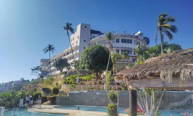 Las Playas Apartment | Relaxing Poolside Retreat in Acapulco with Kitchen