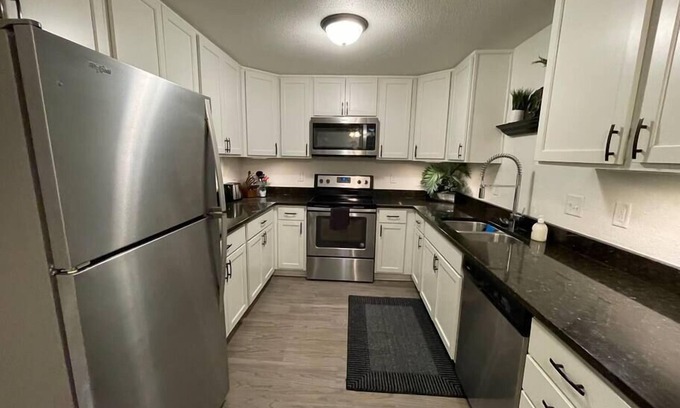 De Pere Apartment | Elegant One Bedroom Apartment with Spa and Pet-Friendly Amenities