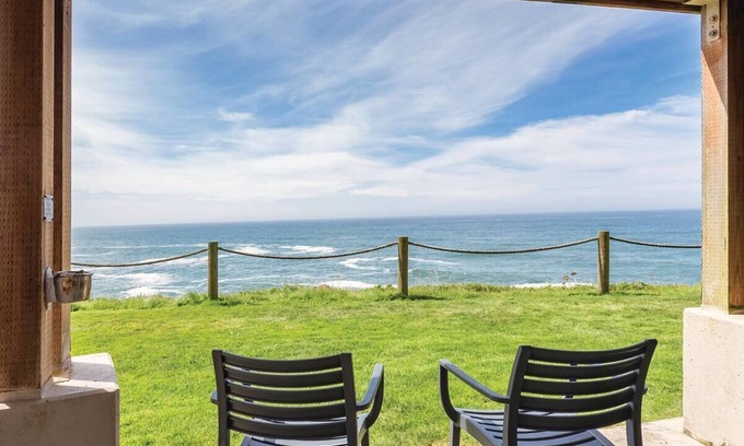 Depoe Bay Condo | Oceanfront Depoe Bay Condo with Breathtaking Views