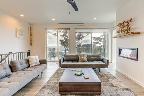 Depoe Bay House | Relax in Depoe Bay Townhome with Ocean Views & Spa Access
