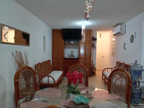 Puente del Mar Apartment | Oceanfront Retreat with Pool in Acapulco - Rated 10/10