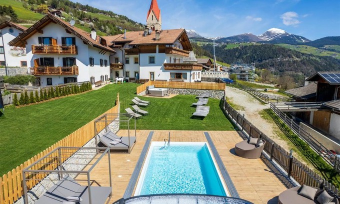 Spinga Hotel | Pet-Friendly Der Brunnerhof with Oceanfront Views & Pool