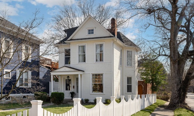 Crescent Hill House | Derby City's Premier Home with Guest House & Spa Amenities