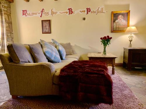 Alport House | Cozy Derbyshire Cottage for 4 with Private Pool Access