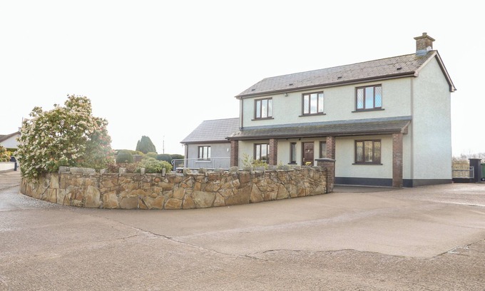 Enniskillen Cottage | Pet-Friendly Derriens Farmhouse in Scenic Letterbreen