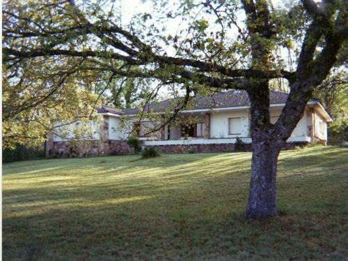 Vilviestre de los Nabos House | Derroñadas: Enjoy a Spacious Garden & Tennis Retreat