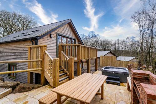Farley House | Derwent, woodland lodge with hot tub for 6