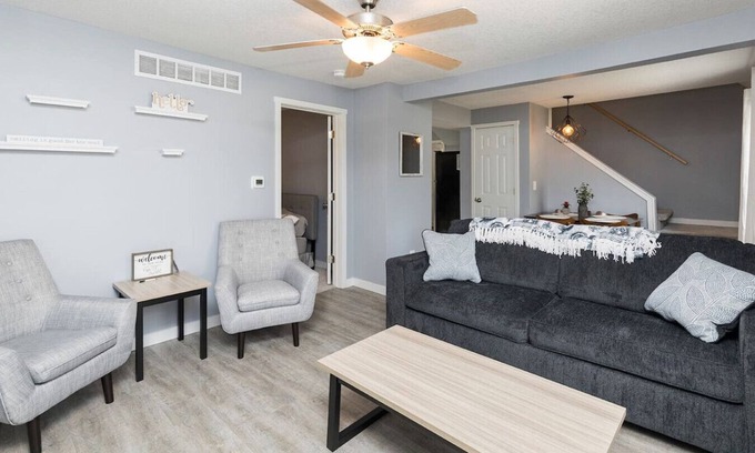 Des Moines House | Top-Rated Des Moines Comfy Getaway with Pet-Friendly Amenities