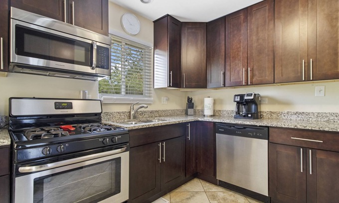 Des Plaines House | Convenient Des Plaines Rental with Pool and Pet Amenities