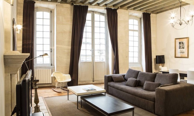 Hotel de Ville - Quinconces Apartment | Experience Comfort at Descazeaux: Rated 9.8 with Breakfast