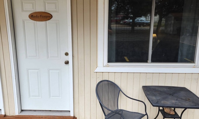 Maupin Apartment | Pet-Friendly Queen Suite at Deschutes Motel in Macks Canyon