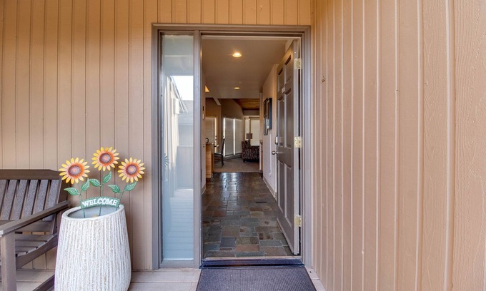 Redmond Condo | Riverfront Condo Escape: 3BR, Pool & Spa Amenities