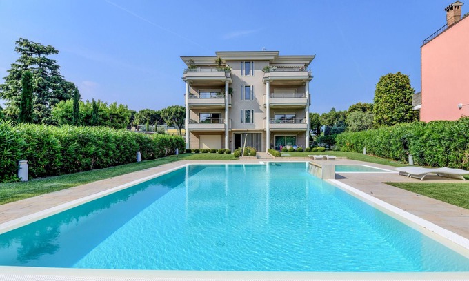 Desenzano del Garda Apartment | Oscar Suite at Desenzanoloft: Oceanfront Bliss Awaits